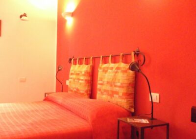 Camera Tulipano con colori caldi e letto matrimoniale