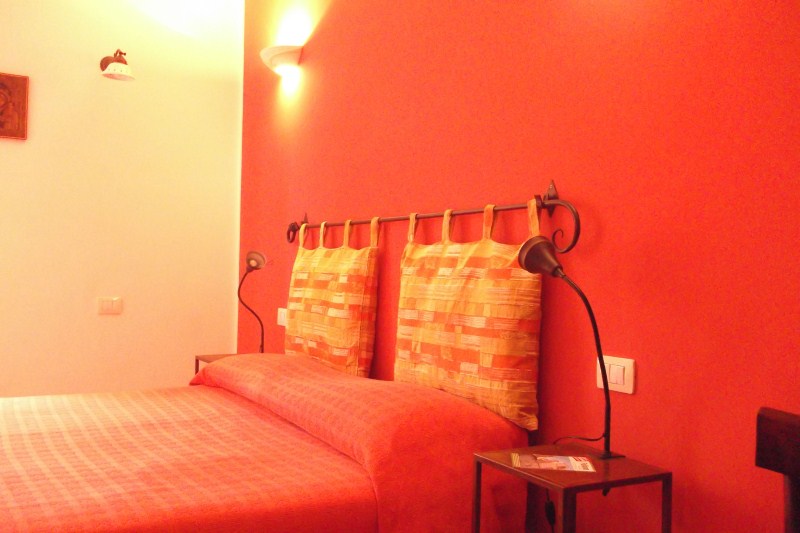 Camera Tulipano con colori caldi e letto matrimoniale